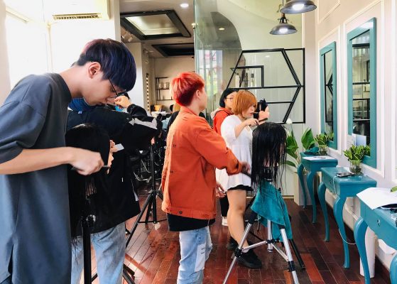 nghe-tao-mau-toc-va-trang-diem-tuong-lai-rong-mo-cung-thu-nhap-hap-dan-1614586579